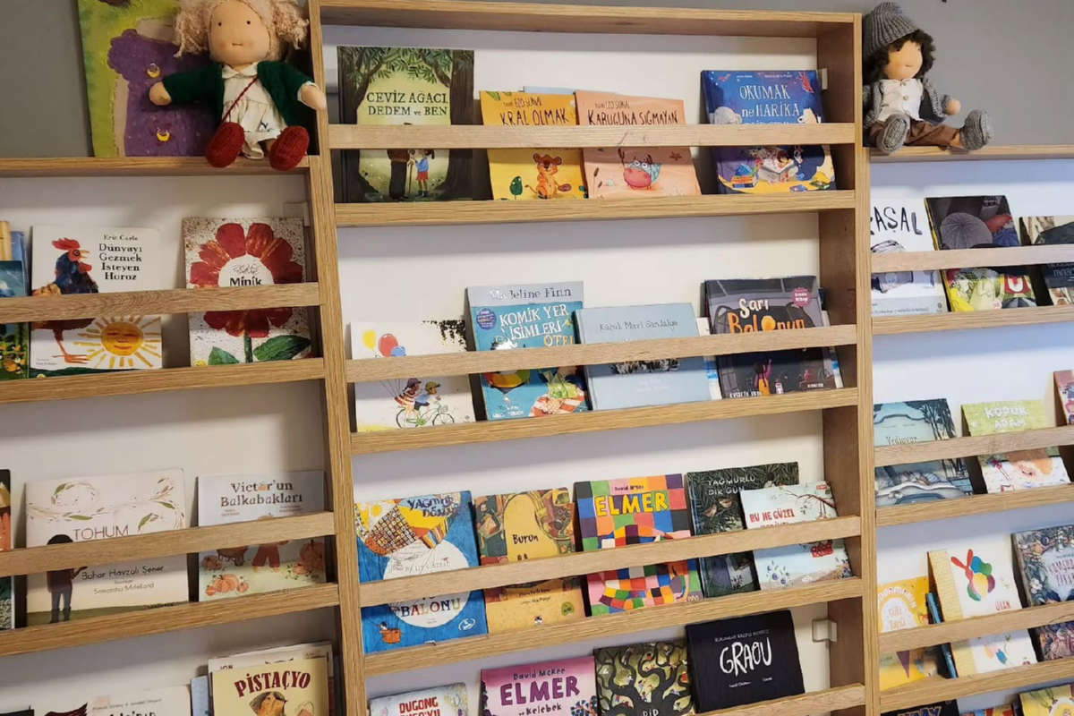Abaküs Anaokulu ile oyun temelli öğrenme modeli Masal kitaplarının dizili olduğu köşe
